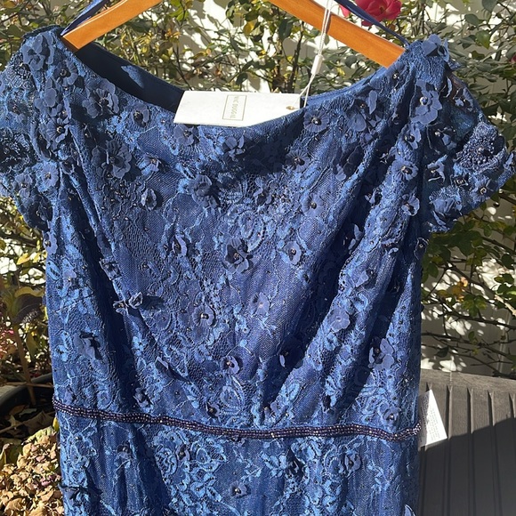 Mac Duggal - Floral Appliqué Boat Neck Short Sleeve Gown - Midnight Size 16 - Picture 10 of 17